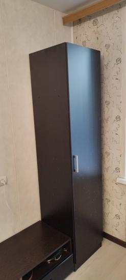 Собран шкаф: установлены боковые панели, закреплены дверцы, прикреплены ручки. Проверена устойчивость, отрегулированы петли для плавного открывания. Углы выровнены, конструкция надежна.