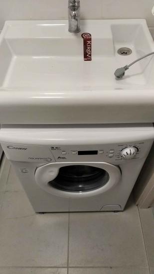 Установлена система распределения воды, подключены трубы, обеспечена герметичность соединений, проверена работа сантехники, выполнена проверка на утечки, завершены все монтажные этапы.