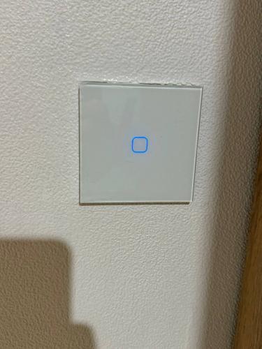 Установлено новое устройство на стену, подключены провода, проверена работоспособность, обеспечена надежность и безопасность. Завершено обновление электрической системы.