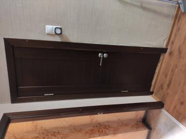 Изображение демонстрирует завершенный процесс восстановления механизма запирания пластикового окна. Проведена замена неисправных деталей, обеспечена плавная работа и надежность конструкции.