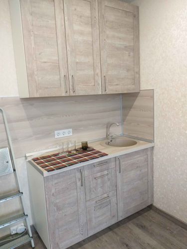 Установлены шкафы, закреплены фасады, смонтирована столешница, подключена мойка, установлены ручки, выполнена сборка и монтаж кухонных элементов, подключены розетки.