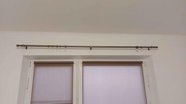 Закреплен металлический профиль над оконным проемом, обеспечивающий надежное крепление для штор. Установлены кронштейны, равномерно распределяющие нагрузку.