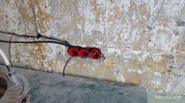 Удалены пластиковые элементы, обнажены провода, очищена поверхность стены от остатков креплений и мусора. Подготовлено пространство для дальнейших работ.