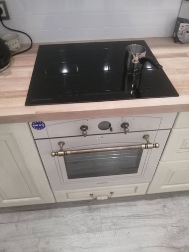 Установлена электрическая варочная панель, подключены все необходимые провода, проверена работоспособность устройства, обеспечена безопасность использования, завершена настройка оборудования.