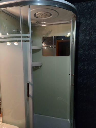 Установлена новая душевая конструкция: закреплены стенки, поддон, двери, подключены коммуникации, герметизация швов, проверена работа системы, установлены полки и зеркало.