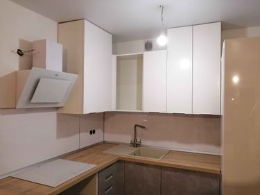 Установлены шкафы, закреплены фасады, смонтирована столешница, подключена мойка, встроена вытяжка, проведена электрика, завершена сборка.