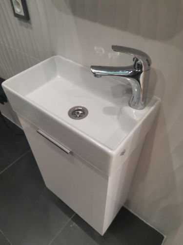 Установлен новый кран на раковину, заменены соединения, проверена герметичность, устранены протечки, обеспечена надежная фиксация, обновлен внешний вид, улучшена функциональность.