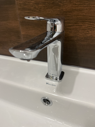 Установлен новый кран. Подключены трубы, проверена герметичность соединений. Обновлённый элемент блестит, гармонируя с интерьером. Работы завершены аккуратно и качественно.