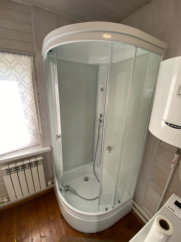 Удалена старая ванна, установлена новая душевая кабина с прозрачными дверями, подключены водопроводные коммуникации, герметизированы стыки, проведены отделочные работы для завершения проекта.