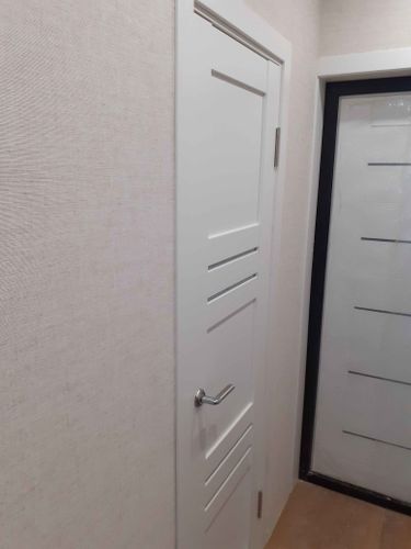 Установлены дополнительные элементы на внутреннюю дверь, обеспечивая завершённый вид и функциональность. Аккуратная подгонка и крепление, гармонирующие с интерьером.