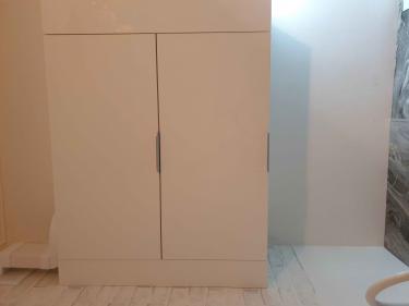 Установлена вытяжка, подключены воздуховоды, скрыты коммуникации за шкафом, обеспечена циркуляция воздуха, завершена отделка, проверена функциональность системы.