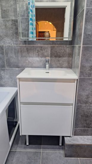 Установка раковины с тумбой