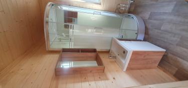 Установлено зеркало в деревянной ванной комнате. Закреплено на стене, выровнено по уровню. Обеспечена надежная фиксация, гармонично вписывается в интерьер, добавляя функциональность.