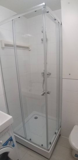 В ванной комнате установлен электрический полотенцесушитель. Проведены работы по подключению к электросети, закреплению на стене и проверке функционирования устройства.