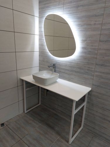 Выполнен монтаж нового крана на раковину. Подключены трубы, проверена герметичность соединений. Установлена современная модель, обеспечивающая надежное функционирование.