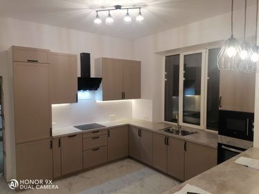 Установлены шкафы, смонтированы фасады, закреплены ручки, подключена мойка, установлена варочная панель, духовой шкаф, вытяжка, уложена столешница, подключены светильники.