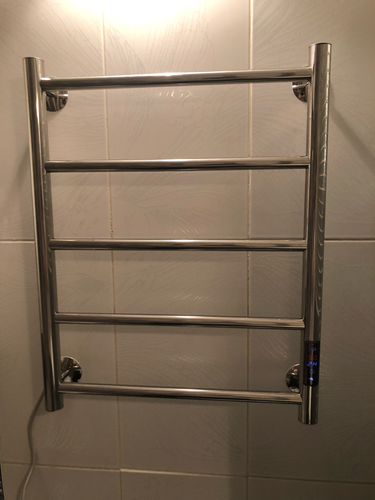 Закреплен металлический прибор на стене, подключен к электросети, проверена работоспособность, обеспечено безопасное использование, устройство готово к эксплуатации.