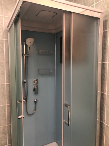 Установлена современная душевая конструкция с функцией гидромассажа, подключены все коммуникации, проверена герметичность, закреплены панели, смонтированы двери, подключено освещение.