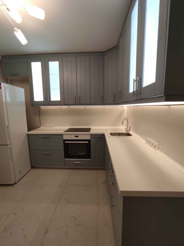 На кухне установлена новая столешница, выполнены точные вырезы для мойки и варочной панели, обеспечена идеальная подгонка к шкафам, гладкие края и аккуратные стыки.