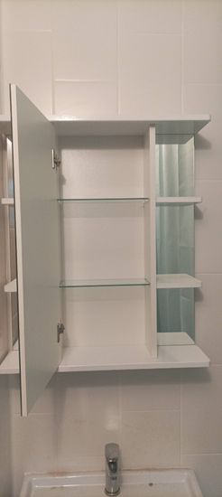 Установлен зеркальный шкаф в ванной. Закреплены полки, выровнены дверцы, проверена устойчивость. Все элементы надежно зафиксированы, обеспечивая функциональность и эстетичность.