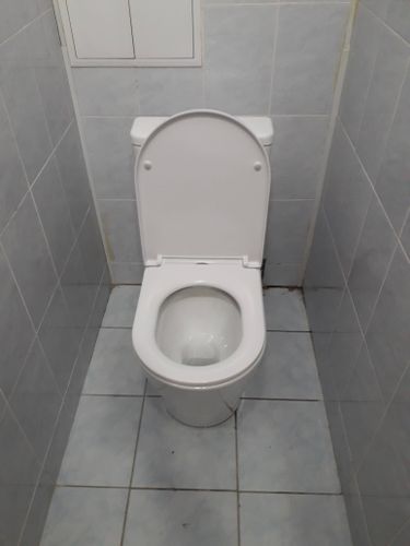 Завершена установка нового бачка, произведена замена креплений, проверена герметичность соединений, устранены протечки, обновлены уплотнители, настроена система слива.