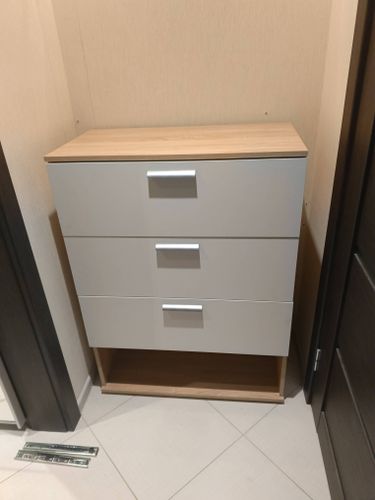 Собрано изделие с тремя ящиками, установлены ручки, закреплены направляющие, выровнены поверхности, проверена устойчивость, завершена установка в угол, обеспечена функциональность.