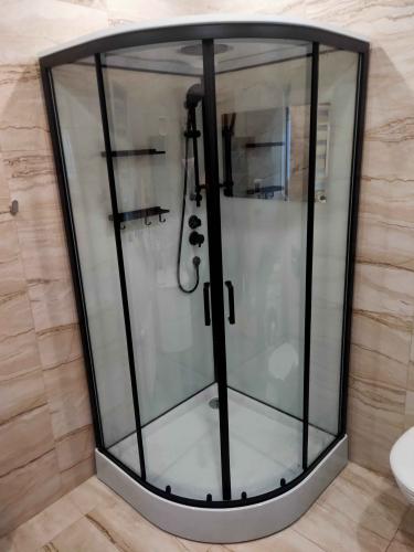 Установлена современная душевая конструкция с гидромассажем, подключены все коммуникации, герметично закреплены стеклянные панели, проверена функциональность системы, завершена отделка.