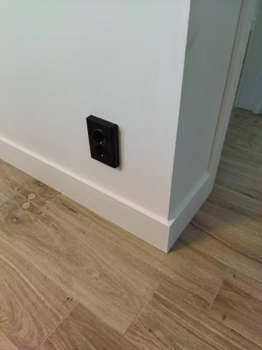 Изображение демонстрирует завершенную установку гигиенического душа: аккуратно закрепленное оборудование, подключенное к водопроводу, обеспечивающее функциональность и удобство использования.