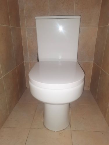 Установлен новый бачок, заменены крепления, проверена герметичность соединений, отрегулирована подача воды, выполнено тестирование на работоспособность.