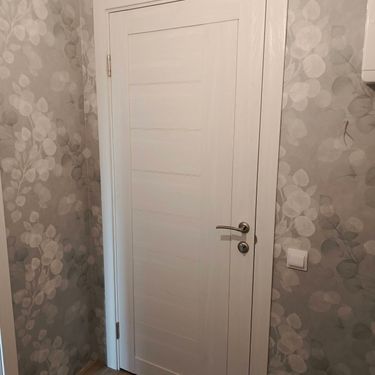 Установлен новый запорный механизм в деревянную конструкцию. Выполнены точные вырезы, закреплена фурнитура, проверена функциональность. Дверь закрывается плавно и надежно.