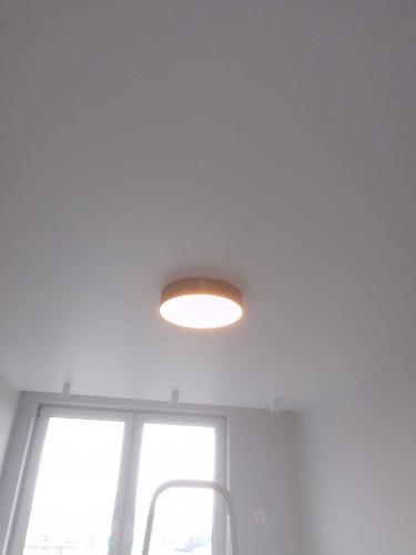 Установлено потолочное освещение, подключены провода, закреплена конструкция, проверена работа, обеспечено равномерное освещение в комнате.