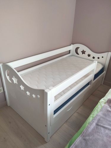 Собрана конструкция с изголовьем и изножьем, установлены боковые панели, закреплены ламели, уложен матрас. Проверена устойчивость, надежность креплений, завершена установка.