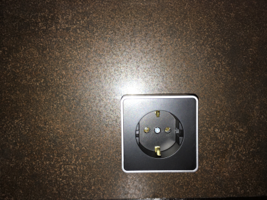 Установлено новое устройство в стену, подключены провода, закреплена панель. Работа завершена, обеспечена безопасность и функциональность.