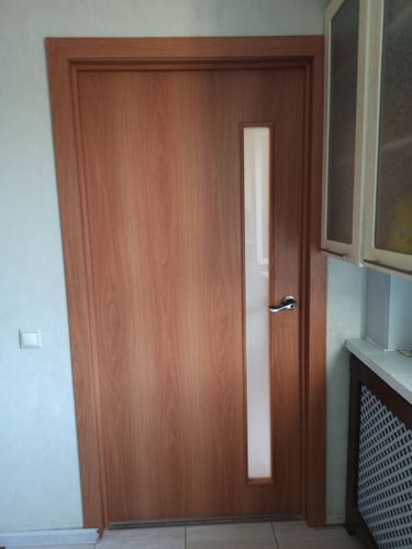 Установлен замок в деревянную дверь. Выполнено сверление, подготовка отверстий, монтаж механизма, закрепление ручки. Работа завершена, дверь функционирует исправно.