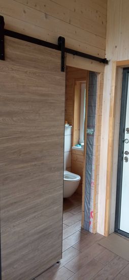 Установлена раздвижная конструкция с одной панелью, закреплены направляющие, обеспечена плавность движения, произведена регулировка механизма, завершена отделка проема.