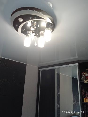 Установлен новый плафон на потолочный светильник, заменены крепления, проверена работоспособность. Обновленный элемент гармонично вписался в интерьер, обеспечивая равномерное освещение.