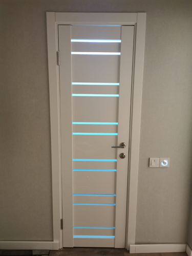 Установлена новая межкомнатная дверь с одной створкой, выполнены работы по монтажу коробки, закреплены петли, врезан замок, установлена ручка, отрегулировано полотно, обеспечена плавная работа.