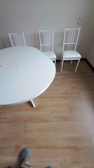 Собраны три белых стула, установлены спинки, закреплены сиденья, проверена устойчивость. Все элементы соединены, конструкция завершена и готова к использованию.