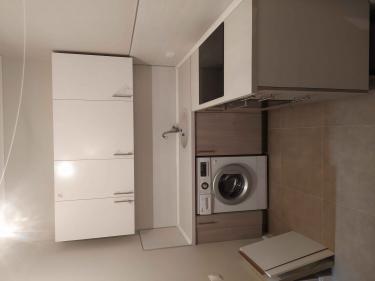 Выполнена установка новых фасадов на кухонные шкафы, обеспечивающих современный и аккуратный вид. Все элементы подогнаны с точностью, создавая гармоничное пространство.