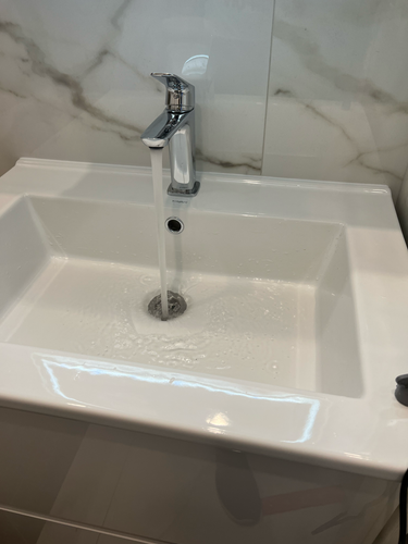 Установлен новый кран на раковину, подключены все коммуникации, проверена герметичность соединений, обеспечена подача воды, проверена функциональность, выполнена очистка рабочей зоны.