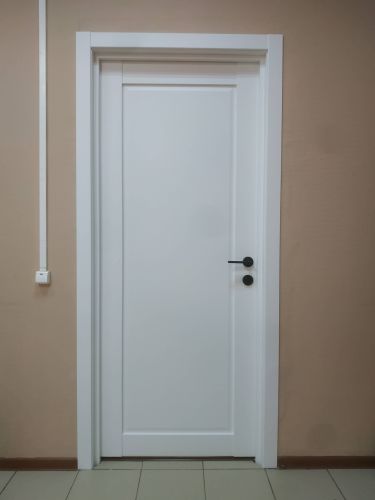 На белой двери установлен новый замок. Выполнено аккуратное сверление, монтаж ручки и защелки. Все элементы надежно закреплены, обеспечивая плавное закрытие и открытие.