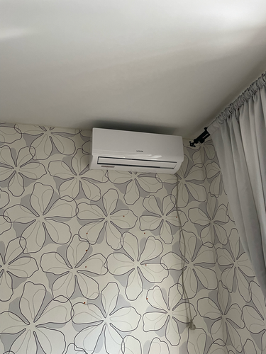Установлено новое устройство охлаждения на стене с цветочным узором. Проведены монтажные работы, подключение к электросети, проверка функциональности, корректировка креплений.