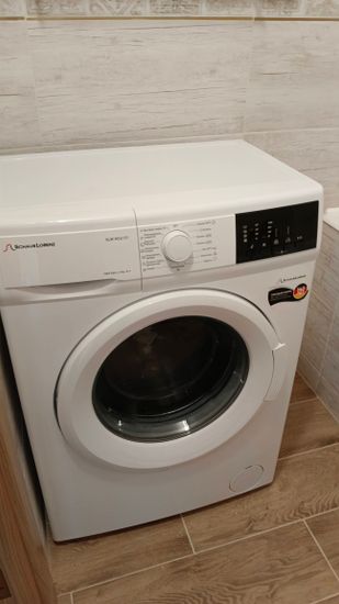 Подключено водоснабжение, слив к канализации, выровнена по уровню, подключена к электросети, проверена работоспособность, устранены транспортировочные болты, проведен тестовый запуск.