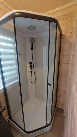 Установлена новая душевая конструкция: закреплены стеклянные панели, подключены смеситель и лейка, герметизированы швы, проверена работа системы слива, проведено тестирование на утечки.