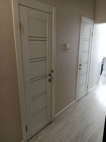 Установка межкомнатной одностворчатой двери с врезанной фурнитурой