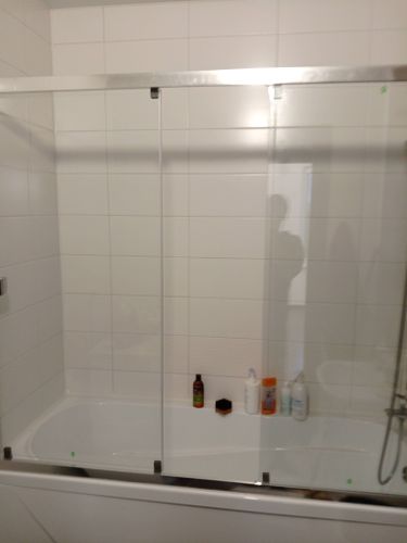 Установлена массивная ванна, закреплены стеклянные перегородки, подключены водопроводные коммуникации, произведена герметизация швов, проверена устойчивость конструкции, завершена отделка плиткой.