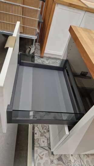 Установка выкатной корзины-стойки Еврозапил столешницы из HPL Замена фасадов