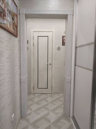 Создана декоративная конструкция в дверном проеме. Установлены элементы из дерева, выполнена отделка, обеспечивающая гармонию с интерьером. Завершена работа по оформлению пространства.