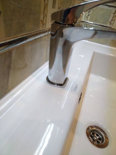 Установка душевой стойки (верхнего душа) без смесителя Установка комплекта: Тумба + Раковина + смеситель + зеркало