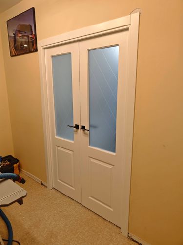 Установка межкомнатной двухстворчатой двери